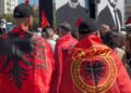 “Çfarë drejtësie është kjo?”/ Dënimi i ish-krerëve të UÇK, mijëra qytetarë protestojnë në Prishtinë: A ka kjo gjykatë flamur për të mbuluar këtë turp?