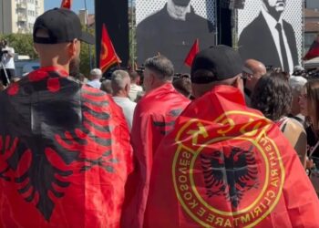 “Çfarë drejtësie është kjo?”/ Dënimi i ish-krerëve të UÇK, mijëra qytetarë protestojnë në Prishtinë: A ka kjo gjykatë flamur për të mbuluar këtë turp?