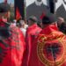 “Çfarë drejtësie është kjo?”/ Dënimi i ish-krerëve të UÇK, mijëra qytetarë protestojnë në Prishtinë: A ka kjo gjykatë flamur për të mbuluar këtë turp?