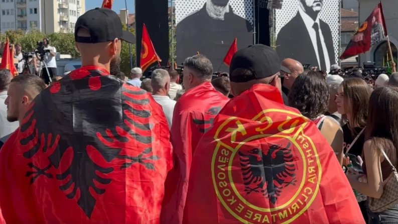  Çfarë drejtësie është kjo    Dënimi i ish krerëve të UÇK  mijëra qytetarë protestojnë në Prishtinë  A ka kjo gjykatë flamur për të mbuluar këtë turp 