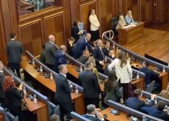 Dështon sërish seanca konstituive në Kosovë, deputetët largohen nga salla, vijon kriza politike