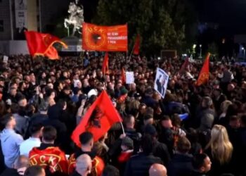 “Jo në emrin tim”/ Dënimet e ish-krerëve të UÇK-së, qytetarët kosovarë mblidhen për të 14-tën natë në Prishtinë dhe kërkojnë pafajësinë