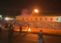 Dënimi i ish-krerëve të UÇK nga Haga, protestë deri në orët e vona në Prishtinë! Qytetarët hedhin gurë drejt zyrave të EULEX, merr flakë çatia
