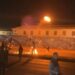 Dënimi i ish-krerëve të UÇK nga Haga, protestë deri në orët e vona në Prishtinë! Qytetarët hedhin gurë drejt zyrave të EULEX, merr flakë çatia