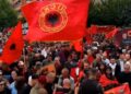 “Marshi për Liri”- Nis tubimi në Prishtinë, mijëra qytetarë mblidhen në mbështetje të ish-drejtuesve të UÇK-së: Lironi çlirimtarët! (VIDEO)