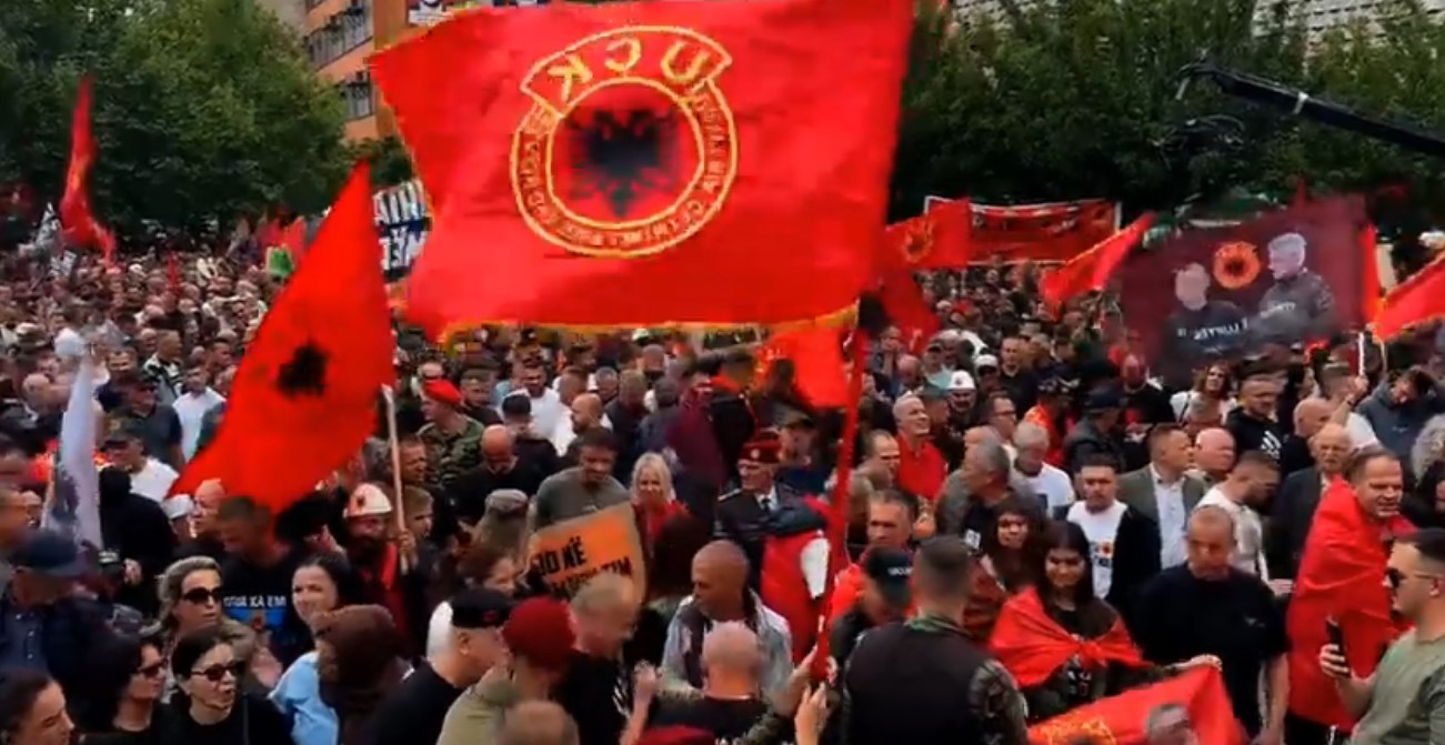  Marshi për Liri   Nis tubimi në Prishtinë  mijëra qytetarë mblidhen në mbështetje të ish drejtuesve të UÇK së  Lironi çlirimtarët   VIDEO 