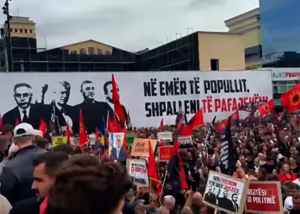 “Marshi për Liri”- Nis tubimi në Prishtinë, mijëra qytetarë mblidhen në mbështetje të ish-drejtuesve të UÇK-së: Lironi çlirimtarët! (VIDEO)
