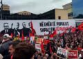 “Marshi për Liri”- Nis tubimi në Prishtinë, mijëra qytetarë mblidhen në mbështetje të ish-drejtuesve të UÇK-së: Lironi çlirimtarët! (VIDEO)