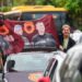 FOTO/ “Çlirimtarë, sillini në shtëpi” – Kosova ‘vishet’ me flamuj e portrete para aktgjykimit në Hagë