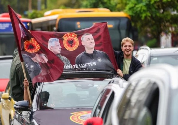 FOTO   Çlirimtarë  sillini në shtëpi    Kosova  vishet  me flamuj e portrete para aktgjykimit në Hagë