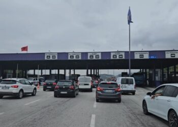 Marshimi në mbështetje të ish-drejtuesve të UÇK-së, mijëra qytetarë nga Shqipëria dhe Diaspora drejt Prishtinës! Radhë të gjata në Morinë