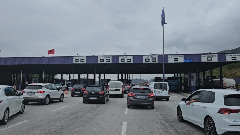 Marshimi në mbështetje të ish drejtuesve të UÇK së  mijëra qytetarë nga Shqipëria dhe Diaspora drejt Prishtinës  Radhë të gjata në Morinë