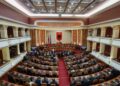 Çfarë pritet të ndodhë sot në Kuvend, nga interpelancat me 5 ministra, te votimi i formulës për pagat e magjistratëve! Jashtë Parlamentit protestë