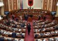 Vijojnë tensionet politike në sallën e Kuvendit, ndërpritet për herë të tretë seanca plenare!