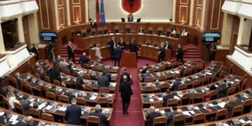 Vijojnë tensionet politike në sallën e Kuvendit, ndërpritet për herë të tretë seanca plenare!