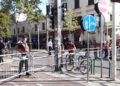 Në pritje të Parlamentit dhe protestës, Policia merr masat operacionale dhe bllokon me gardh metalik rrugën që të çon te Kuvendi