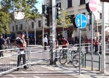 Në pritje të Parlamentit dhe protestës, Policia merr masat operacionale dhe bllokon me gardh metalik rrugën që të çon te Kuvendi