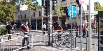 Në pritje të Parlamentit dhe protestës, Policia merr masat operacionale dhe bllokon me gardh metalik rrugën që të çon te Kuvendi