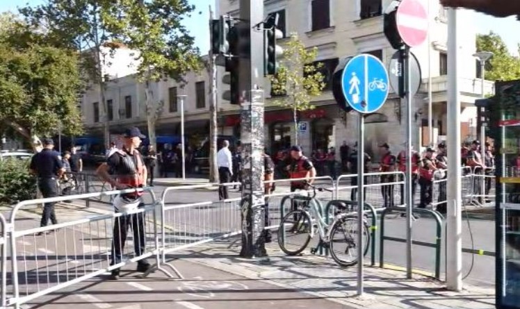 Në pritje të Parlamentit dhe protestës, Policia merr masat operacionale dhe bllokon me gardh metalik rrugën që të çon te Kuvendi