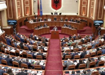 Kuvendi LIVE/ PD dhe Bardhi kërkuan heqjen nga rendi i ditës të draftit për formulën e pagave të magjistratëve, mazhoranca e rrëzon! Votohen dhe dekretet e Presidentit