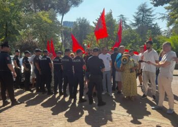 Një grup protestuesish mblidhen te Kryesia e Kuvendit dhe i paraprijnë mbledhjes së Konferencës së Kryetarëve dhe seancës parlamentare