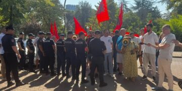 Një grup protestuesish mblidhen te Kryesia e Kuvendit dhe i paraprijnë mbledhjes së Konferencës së Kryetarëve dhe seancës parlamentare