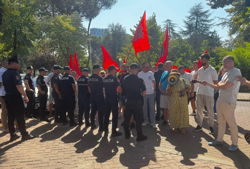 Një grup protestuesish mblidhen te Kryesia e Kuvendit dhe i paraprijnë mbledhjes së Konferencës së Kryetarëve dhe seancës parlamentare