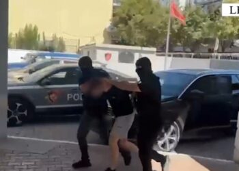 Shpërndanin kokainë me makinë në qytetin e Laçit, “Destinacioni” prangos 2 të rinjtë nga Tirana dhe Laçi! Hetime se nga e gjenin drogën (VIDEO)