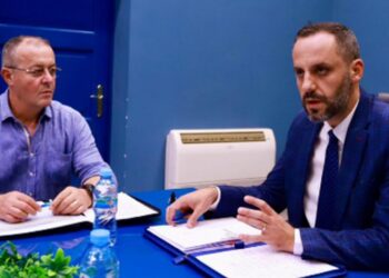 “Parandalim i ndërtimeve pa leje”- Lamallari mbledh drejtuesit e IKMT dhe ndan porositë: Mbrojtje hapësirave publike, luftë krimit mjedisor