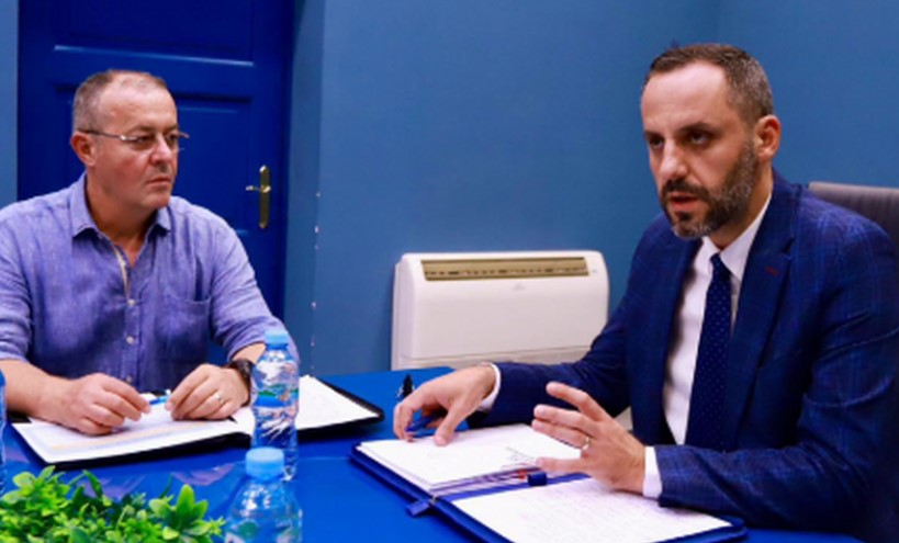  Parandalim i ndërtimeve pa leje   Lamallari mbledh drejtuesit e IKMT dhe ndan porositë  Mbrojtje hapësirave publike  luftë krimit mjedisor