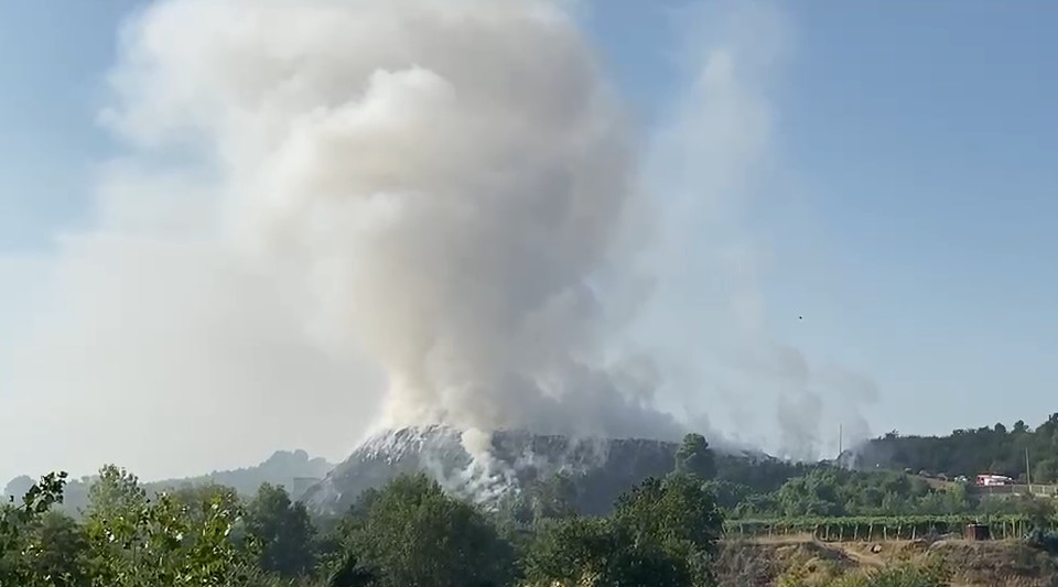 Përfshihet nga flakët vendgrumbullimi i mbetjeve në Fushë Krujë  Reja e tymit shkon drejt Kamzës e Mamurrasit  dyshohet për zjarrvënie të qëllimshme