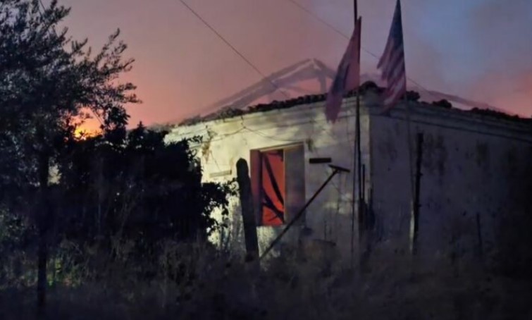 Zjarri shkrumbon shtëpinë e pabanuar në Levan  shkak dyshohet një shkëndijë elektrike 