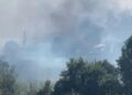 Flakët të mëdha pushtojnë Kalivaçin, era favorizon zjarrin, rrezikohet edhe zona e banuar!