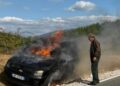 Makina shkrumbohet nga flakët gjatë ecjes në Librazhd, shpëton çifti që po udhëtonte me të! Ja për çfarë dyshohet