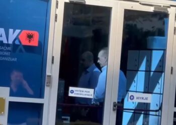 Deputeti demokrat Luan Baçi paraqitet në SPAK bashkë me avokatin, rrezikon të merret nën akuzë? Denoncimi nga ish-ortaku