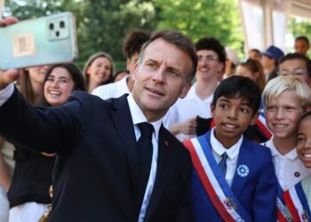 “Duhet të mbrojmë fëmijët”- Macron bën thirrje për ndalimin e mediave sociale për moshat nën 15 vjeç në vendet e BE