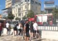 “Mercedesi” shpërthen në flakë te hyrja e parkimit nëntokësor në Fier, panik te qytetarët! Nisin hetimet për shkaqet