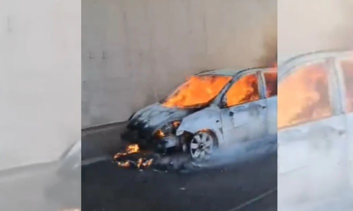 FOTO  Makina  Ford  shkrumbohet nga flakët në tunelin Elbasan Tiranë 