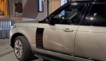 VIDEO/ Përplasja në Orikum mes biznesmenëve, publikohen pamjet e mjetit të dytë të bllokuar nga policia në Fier, drejtohej nga kosovari i arrestuar