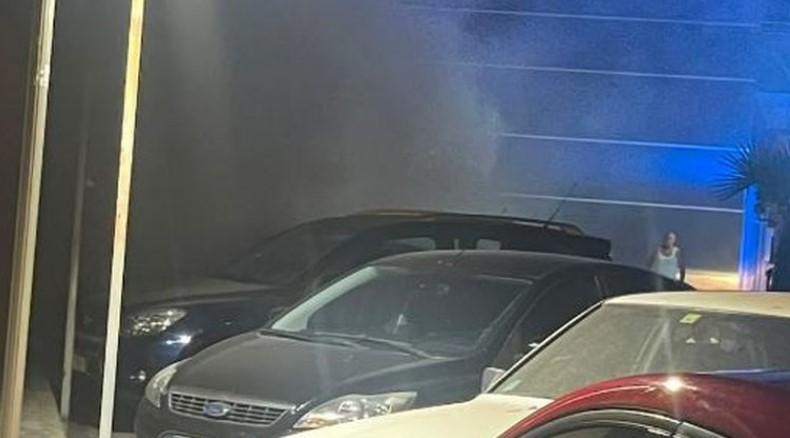 Makina përfshihet nga flakët në qendër të Fierit  nuk ka të lënduar  Tymi alarmon banorët  dyshimet e para