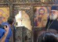 “Në këto ambiente s’mund të bëhet politikë”- Eurodeputetët në Manastirin e Zvërnecit, mesazhi i At Jan Tereziut për ligjvënësit shqiptarë: Ky është vend i Zotit! (VIDEO)