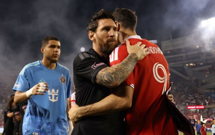 VIDEO  Messi vazhdon të shkëlqejë në SHBA  takimi special me Levandovskin  në fund ndahen në  paqe  