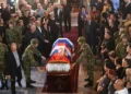 Britania thërret ambasadorin serb për sqarime pas nderimeve për Mlladiçin