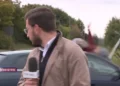 VIDEO / Vajza përplaset nga makina gjatë transmetimit LIVE, gazetari po raportonte për një tjetër aksident
