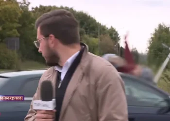 VIDEO / Vajza përplaset nga makina gjatë transmetimit LIVE, gazetari po raportonte për një tjetër aksident