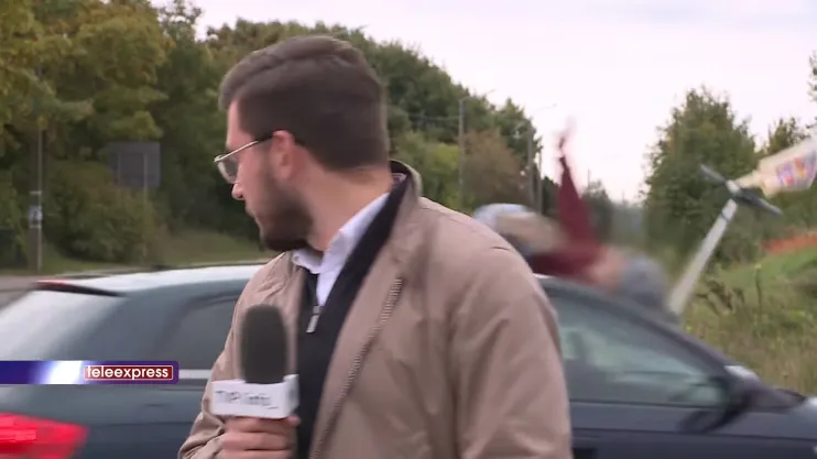 VIDEO   Vajza përplaset nga makina gjatë transmetimit LIVE  gazetari po raportonte për një tjetër aksident