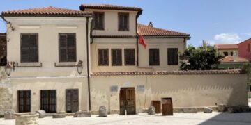 “Historia e Vlorës nuk mbrohet me lajme të sajuara”- Gonxhja: Godina historike ku u themelua Klubi Patriotik “Labëria”, s’do të kthehet në muze hebraik (VIDEO)