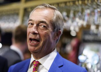 Skandali i ri financimit trondit partinë e ekstremistit Nigel Farage në Britani! Dy nga drejtuesit e saj japin dorëheqjen