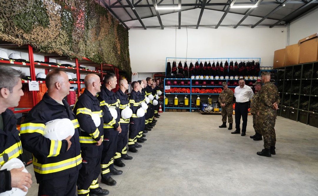 Ministri Nufi viziton Bazën e Emergjencave Civile në 39 vjetorin e krijimit  Mbi 1500 efektivë dhe 54 operacione për shuarjen e zjarreve 