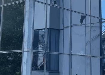 VIDEO/ “Albin, hajde poshtë”, protestuesit hedhin gurë drejt Qeverisë së Kosovës pas vendimit për ish-krerët e UÇK